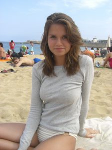 Sexy Freundin Im Pulli Am Strand