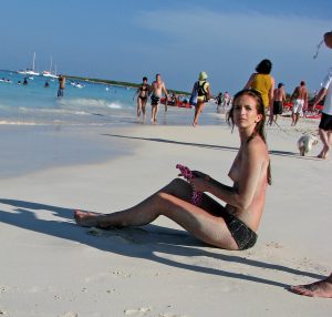 Freundin Sitzt Oben Ohne Am Strand Urlaubsfoto Privat