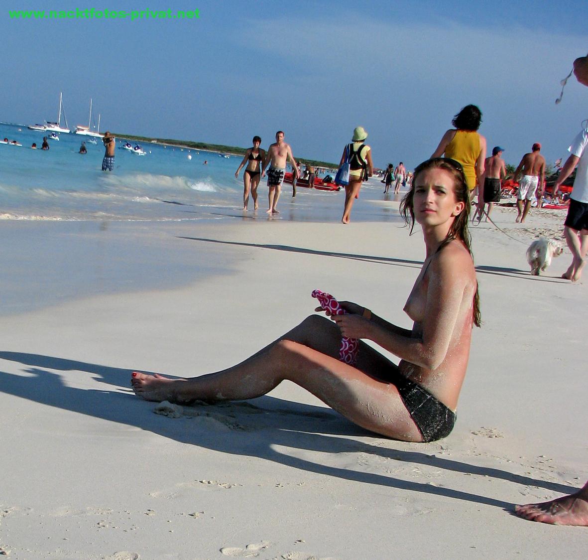 Freundin Sitzt Oben Ohne Am Strand Urlaubsfoto Privat